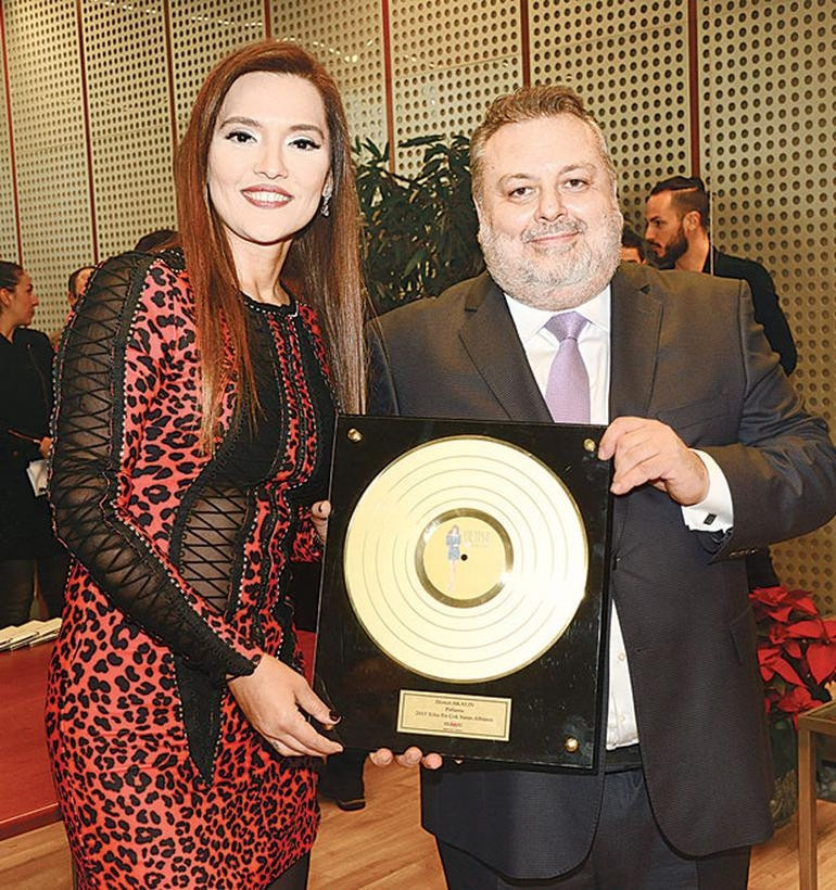 Demet Akalın, Pırlanta Albümüyle Altın Plak Ödülü Aldı