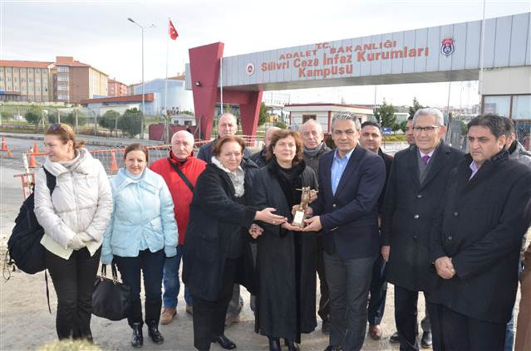 Silivri Cezaevi önünde Can Dündar için Basın Özgürlüğü ödül töreni