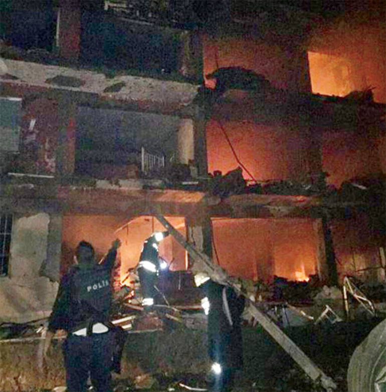 Diyarbakırın Çınar İlçesinde PKK’lı teröristler Emniyet’e bombalı araçla saldırdı: 1 şehit, 3ü bebek 5 sivil öldü, 43 yaralı