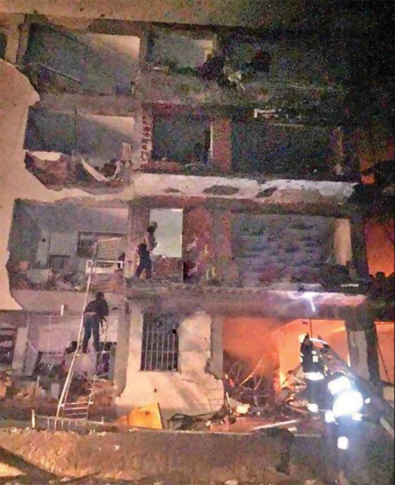 Diyarbakırın Çınar İlçesinde PKK’lı teröristler Emniyet’e bombalı araçla saldırdı: 1 şehit, 3ü bebek 5 sivil öldü, 43 yaralı
