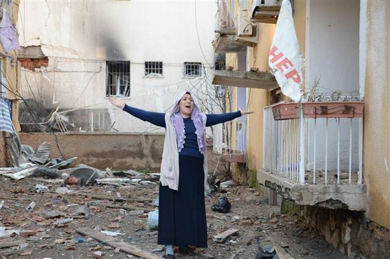 Diyarbakırın Çınar İlçesinde PKK’lı teröristler Emniyet’e bombalı araçla saldırdı: 1 şehit, 3ü bebek 5 sivil öldü, 43 yaralı