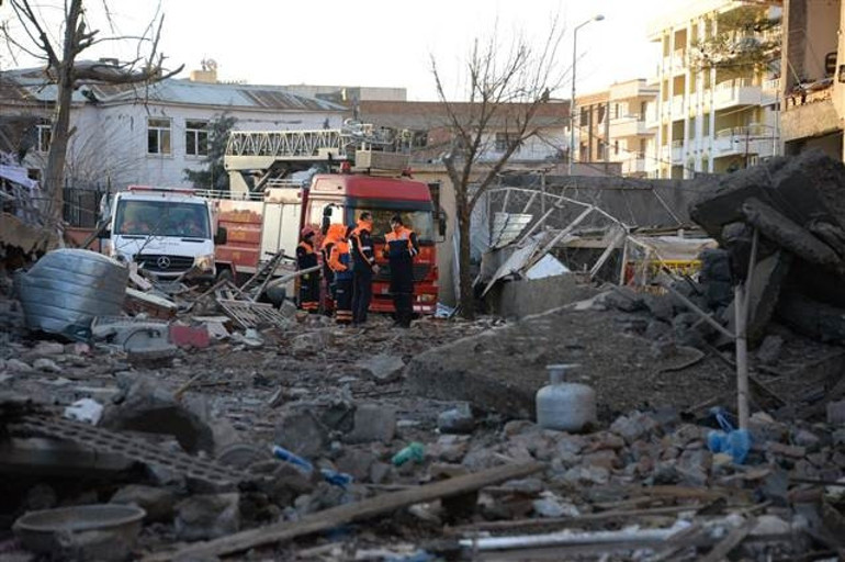 Diyarbakırın Çınar İlçesinde PKK’lı teröristler Emniyet’e bombalı araçla saldırdı: 1 şehit, 3ü bebek 5 sivil öldü, 43 yaralı
