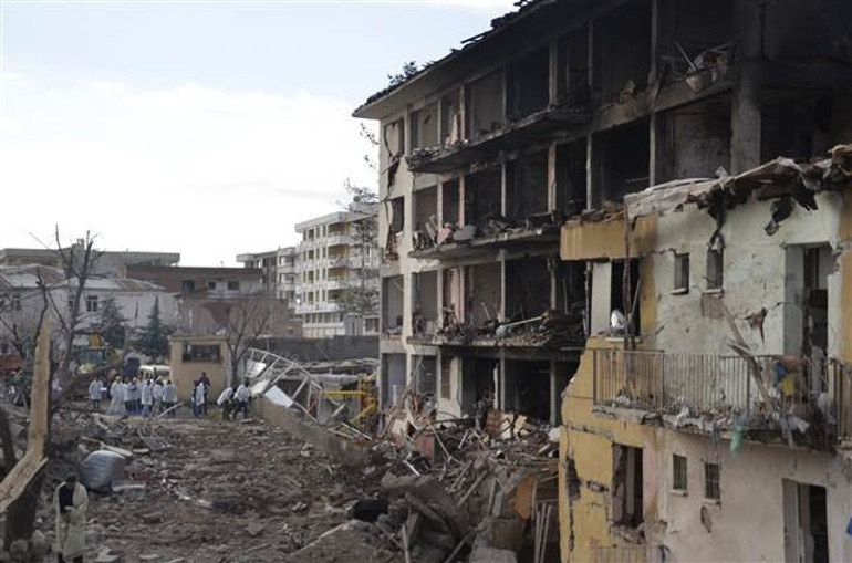 Diyarbakırın Çınar İlçesinde PKK’lı teröristler Emniyet’e bombalı araçla saldırdı: 1 şehit, 3ü bebek 5 sivil öldü, 43 yaralı