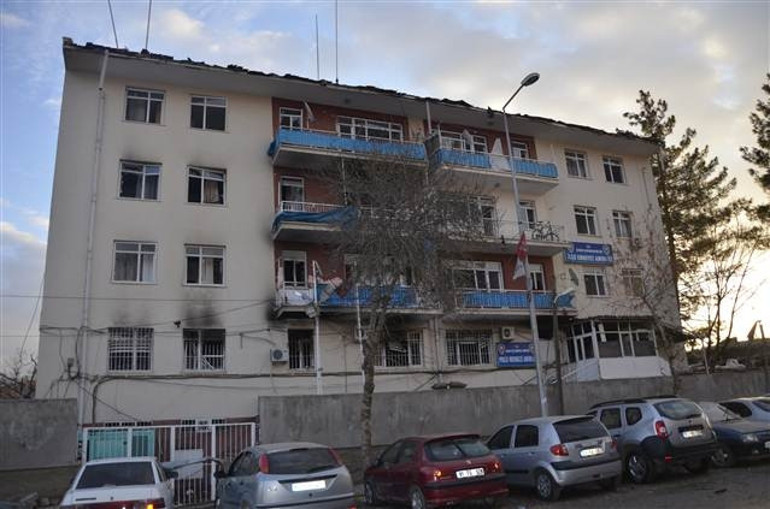 Diyarbakırın Çınar İlçesinde PKK’lı teröristler Emniyet’e bombalı araçla saldırdı: 1 şehit, 3ü bebek 5 sivil öldü, 43 yaralı