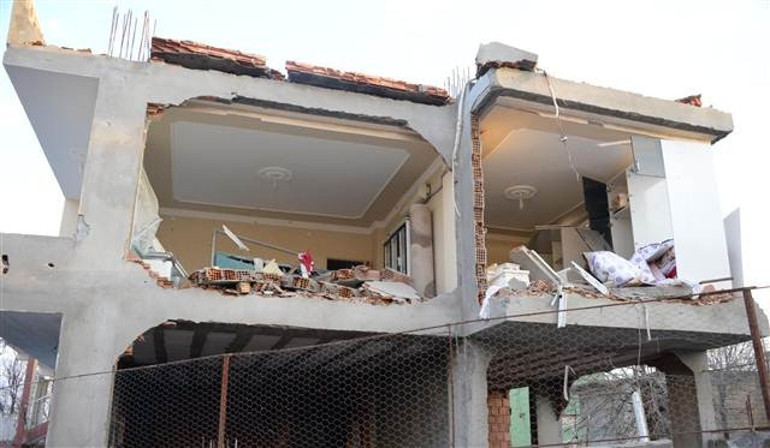 Diyarbakırın Çınar İlçesinde PKK’lı teröristler Emniyet’e bombalı araçla saldırdı: 1 şehit, 3ü bebek 5 sivil öldü, 43 yaralı