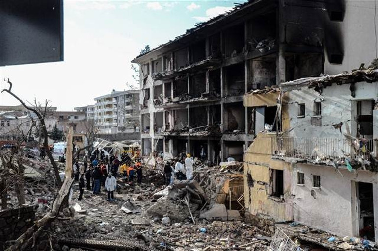 Diyarbakırın Çınar İlçesinde PKK’lı teröristler Emniyet’e bombalı araçla saldırdı: 1 şehit, 3ü bebek 5 sivil öldü, 43 yaralı