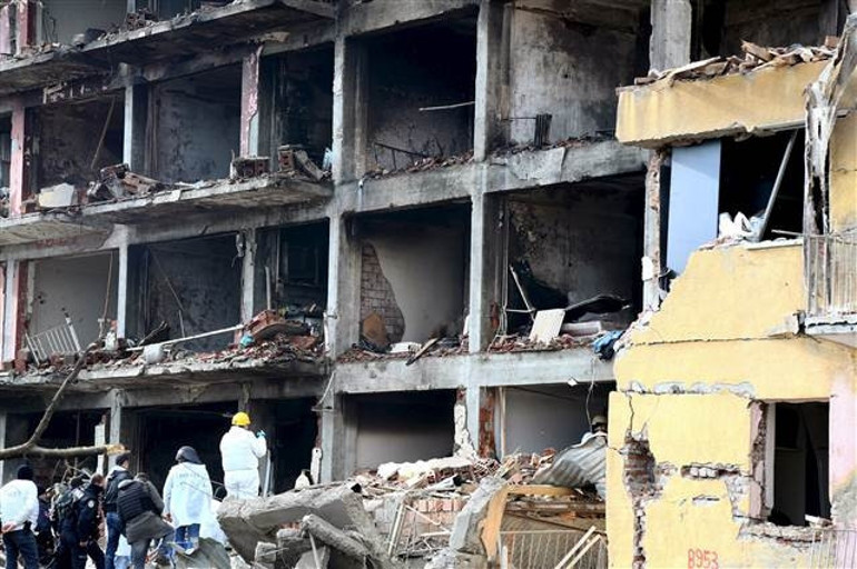 Diyarbakırın Çınar İlçesinde PKK’lı teröristler Emniyet’e bombalı araçla saldırdı: 1 şehit, 3ü bebek 5 sivil öldü, 43 yaralı