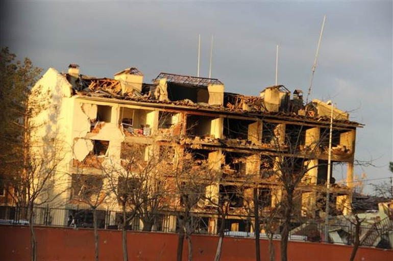 Diyarbakırın Çınar İlçesinde PKK’lı teröristler Emniyet’e bombalı araçla saldırdı: 1 şehit, 3ü bebek 5 sivil öldü, 43 yaralı
