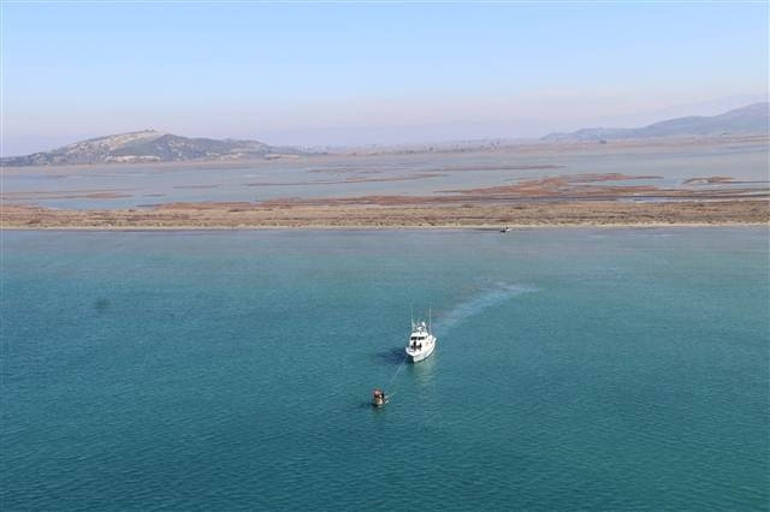 Karaya oturan Yunanistan sahil güvenlik botu böyle kurtarıldı