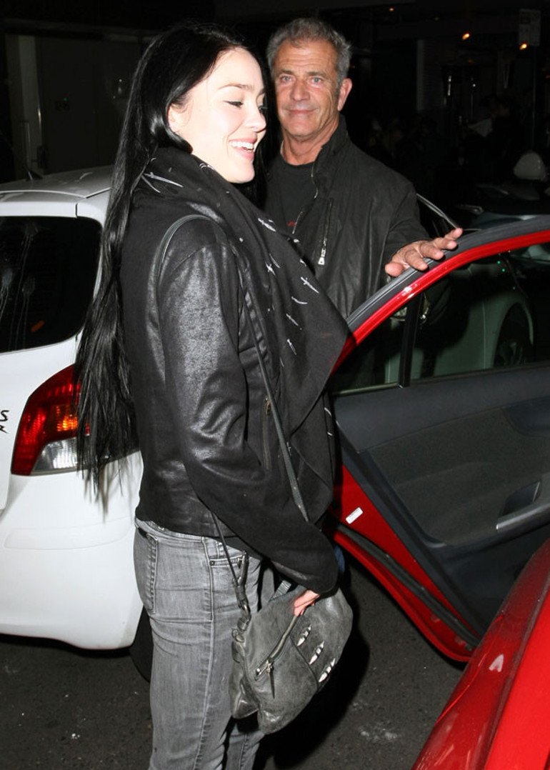Mel Gibsonın yeni sevgilisi oğluyla aynı yaşta