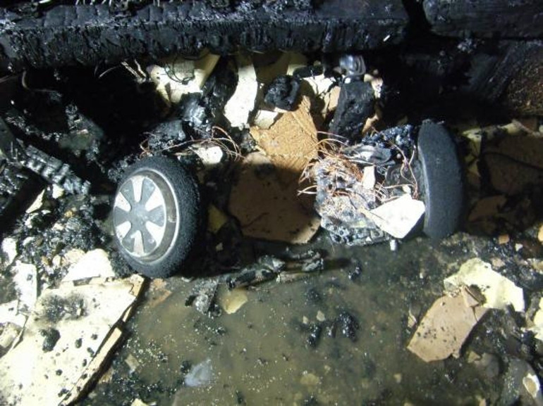 Hoverboard patladı bir ev kül oldu