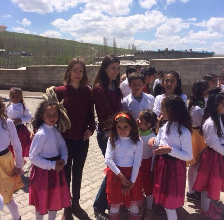 Köy çocuklarının yardım melekleri