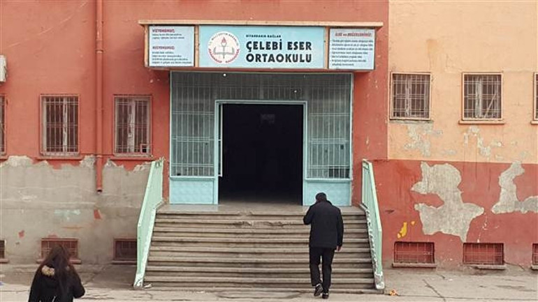 Diyarbakırda PKKlı teröristler karne dağıtımında okula saldırdı