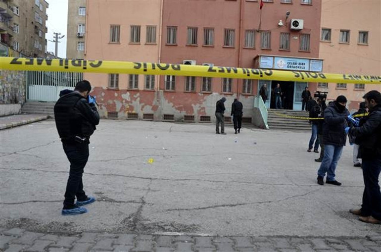 Diyarbakırda PKKlı teröristler karne dağıtımında okula saldırdı