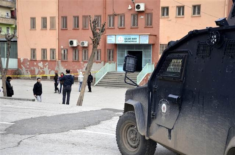 Diyarbakırda PKKlı teröristler karne dağıtımında okula saldırdı