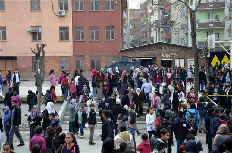 Diyarbakırda PKKlı teröristler karne dağıtımında okula saldırdı