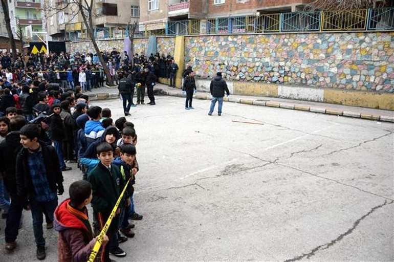 Diyarbakırda PKKlı teröristler karne dağıtımında okula saldırdı