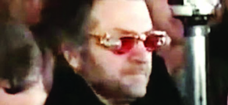 Turuncu gözlüklü adam