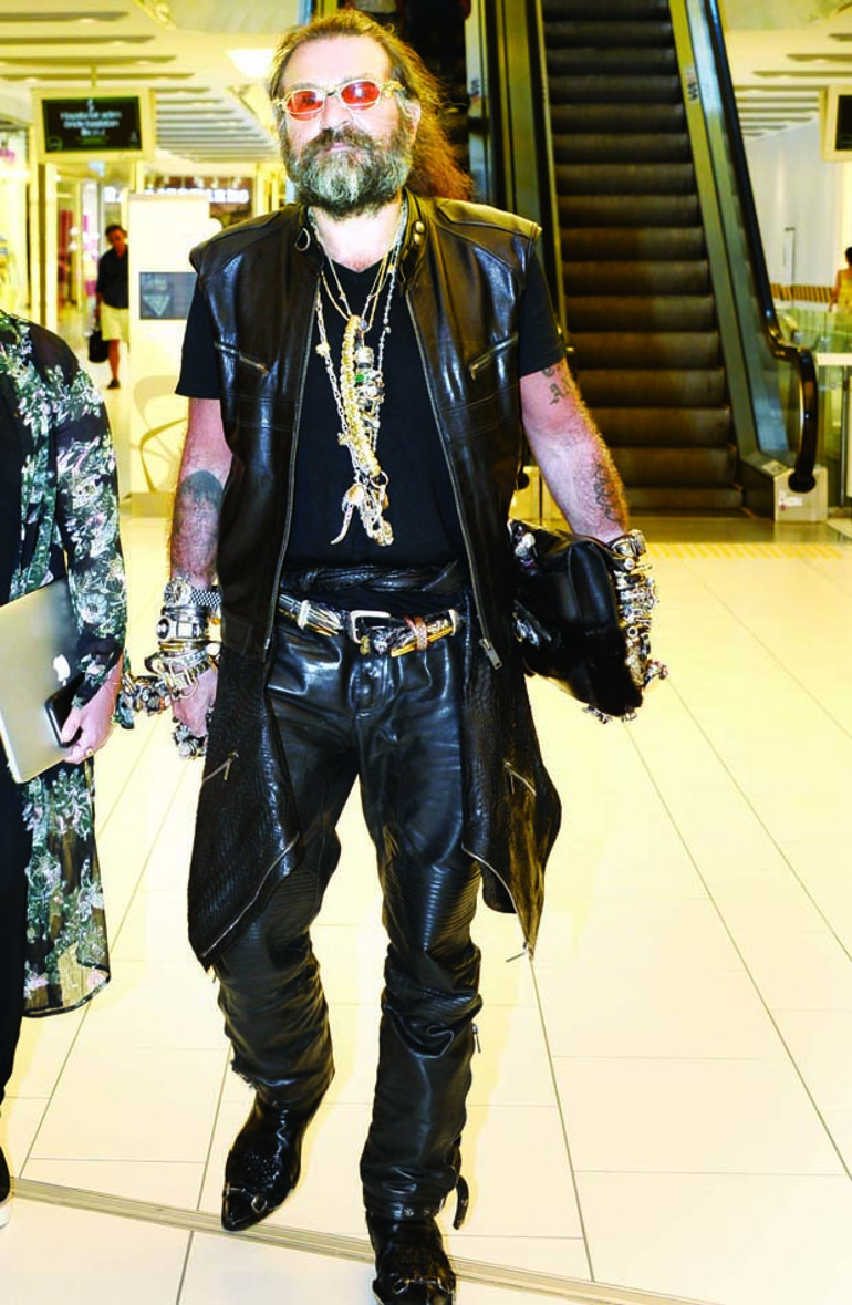 Turuncu gözlüklü adam