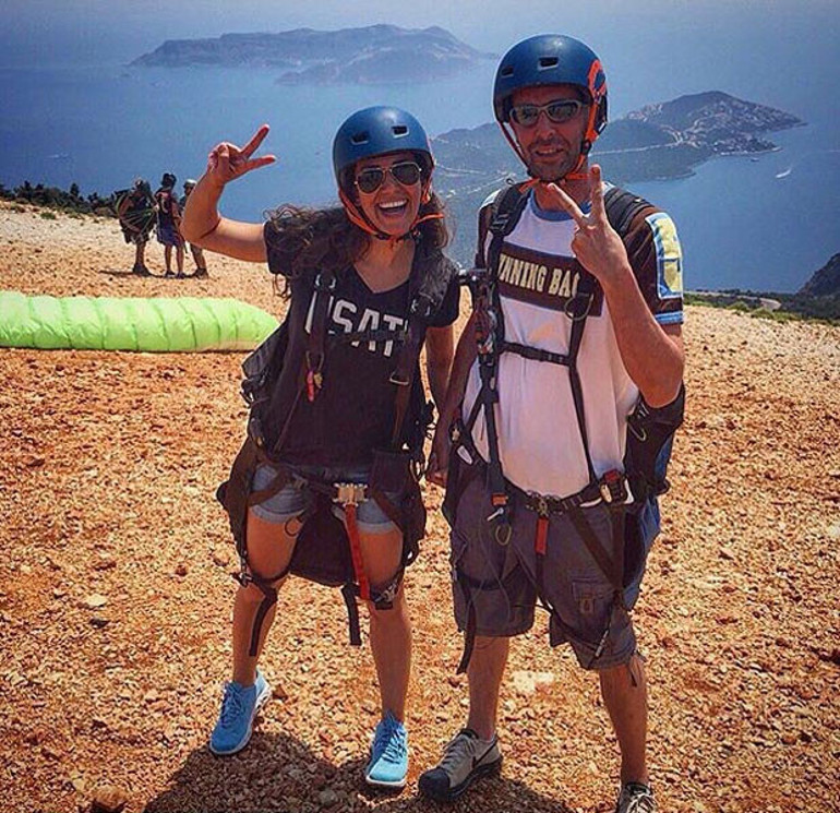 Özge Borak sevgilisiyle birlikte babasını izledi