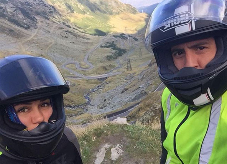 Özge Borak sevgilisiyle birlikte babasını izledi