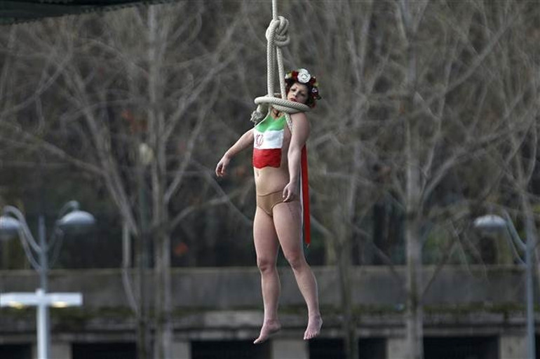 Ruhaninin ziyaretinde FEMEN protestosu