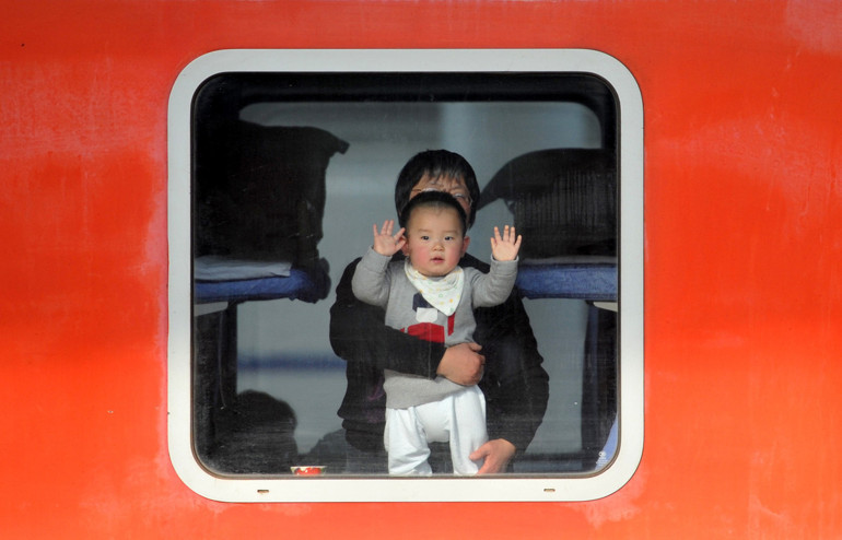 Çinde on binlerce yolcu tren istasyonunda mahsur kaldı