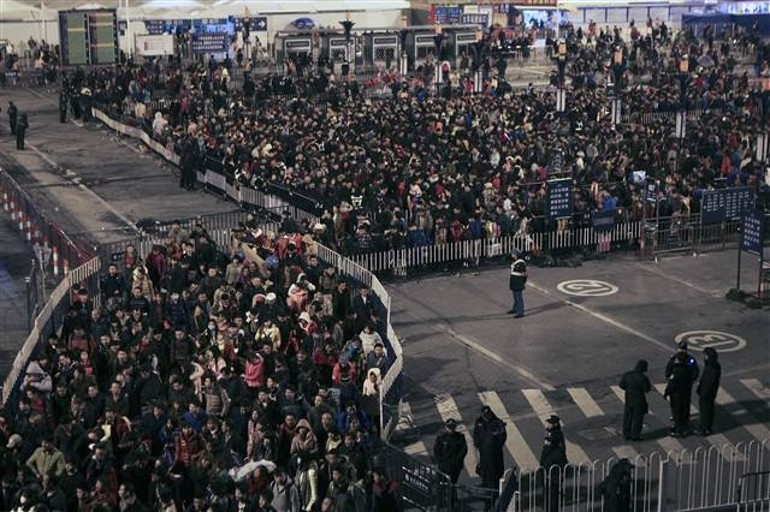 Çinde on binlerce yolcu tren istasyonunda mahsur kaldı