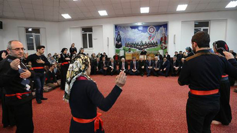 Davutoğlu'ndan cemevine ziyaret - Resim: 0