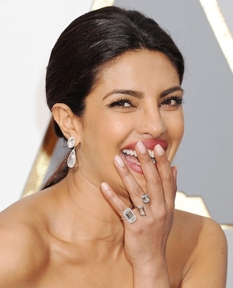 Lady Gaganın 8 milyon dolarlık küpesi