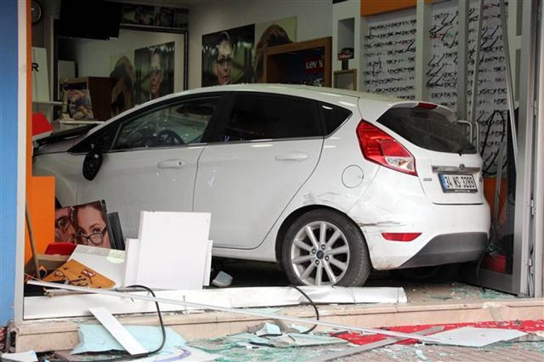 Yayaya çarpan kadın sürücü otomobille optik dükkanına girdi