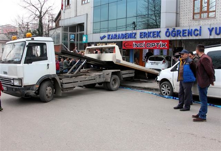 Yayaya çarpan kadın sürücü otomobille optik dükkanına girdi