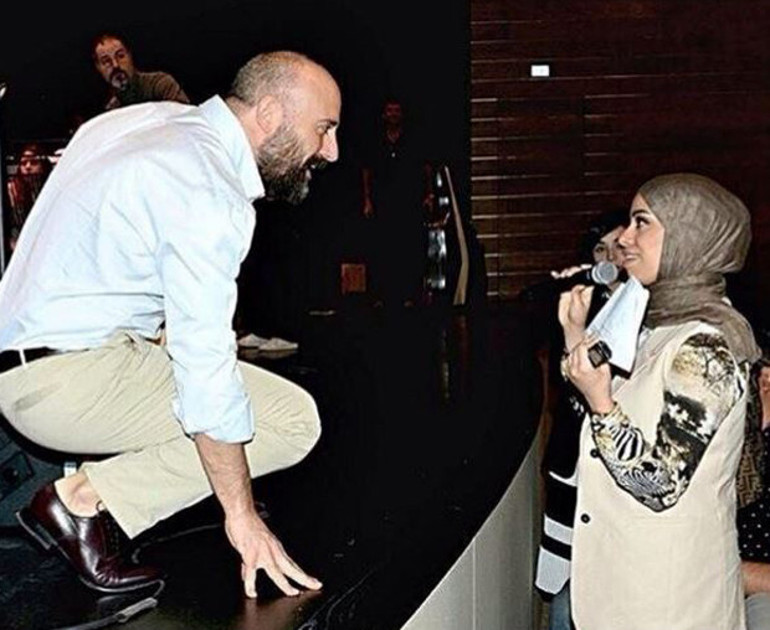 Halit Ergenç şarkısını Bergüzar Korelin gözlerine bakarak söyledi