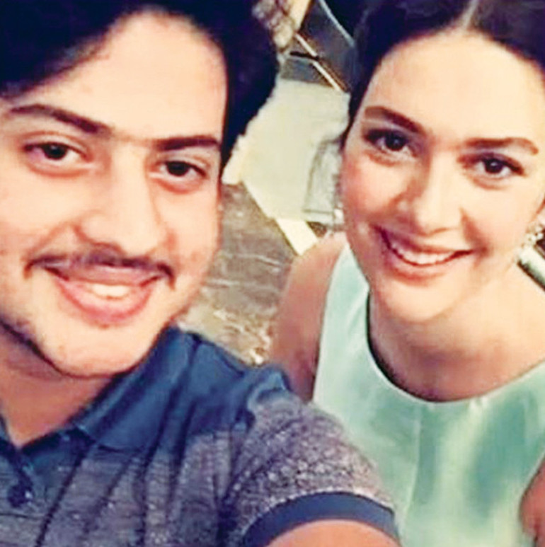 Halit Ergenç şarkısını Bergüzar Korelin gözlerine bakarak söyledi