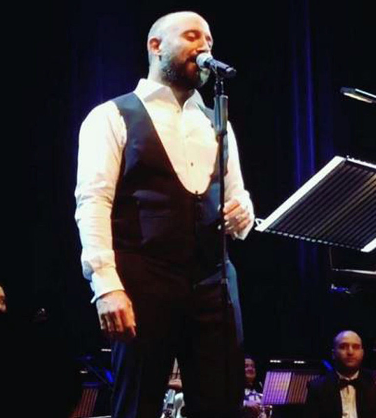 Halit Ergenç şarkısını Bergüzar Korelin gözlerine bakarak söyledi