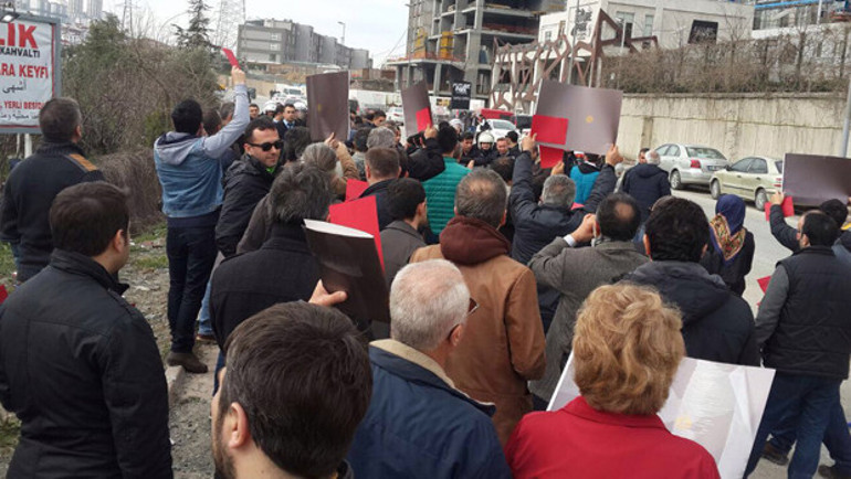 Esenyurtta eylemcilerden kırmızı kartlı, düdüklü eylem