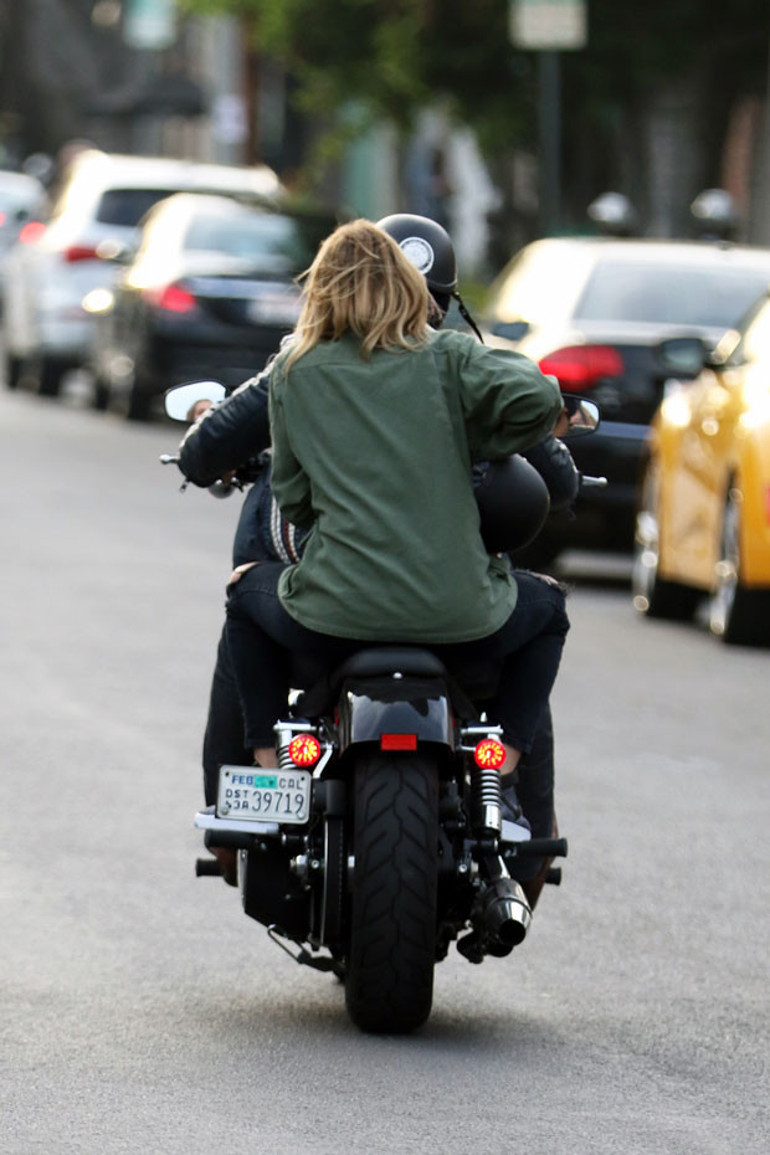 Ashley Benson hayranlarını üzdü