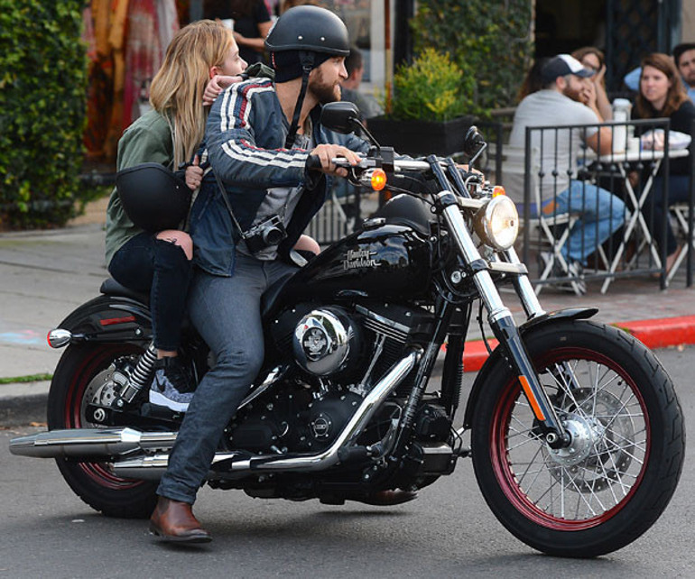 Ashley Benson hayranlarını üzdü
