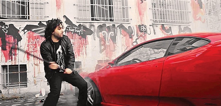 Yeni klibi için Ferrari parçaladı