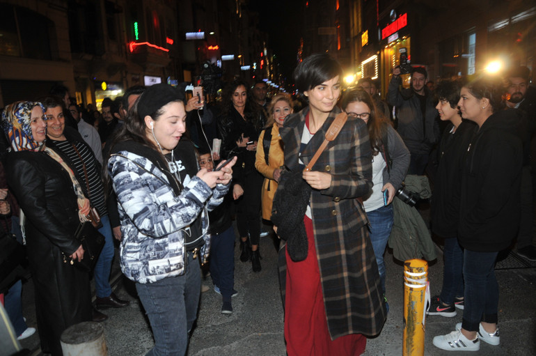 Tuba Büyüküstünün İstiklal’de panik anları
