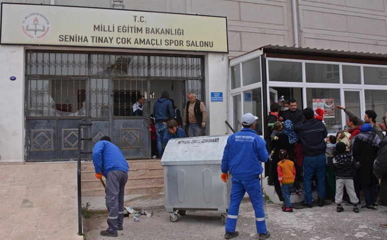 Dikili’deki sığınmacılar spor salonunu ateşe verdi