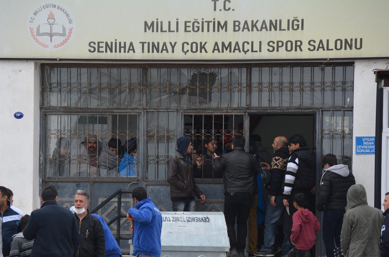 Dikili’deki sığınmacılar spor salonunu ateşe verdi