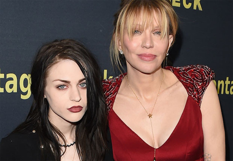 Courtney Lovea iç çamaşırı seçerken bile rahat yok