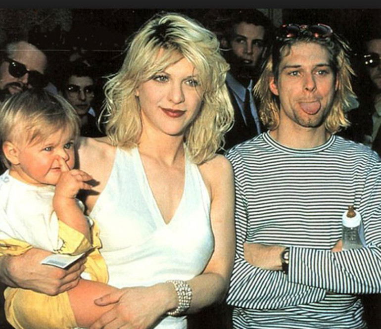 Courtney Lovea iç çamaşırı seçerken bile rahat yok