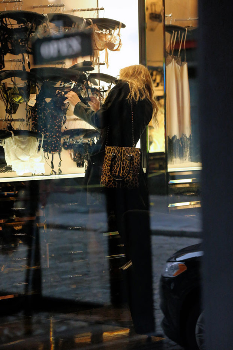 Courtney Lovea iç çamaşırı seçerken bile rahat yok