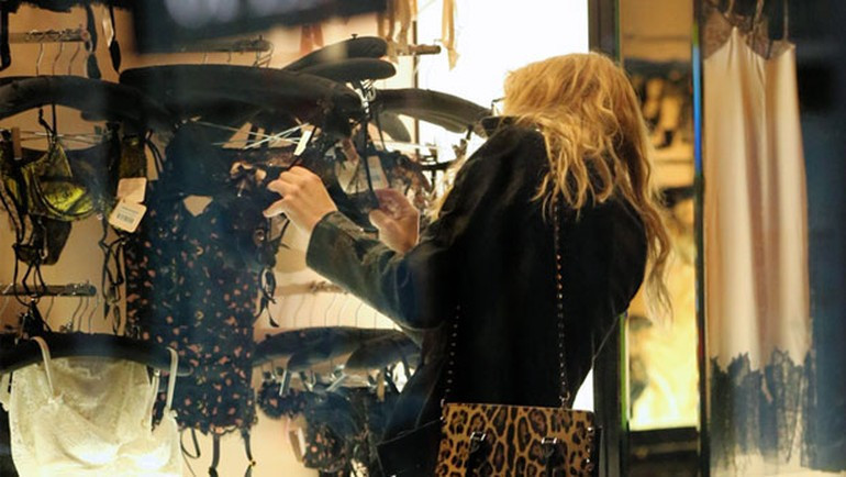 Courtney Love iç çamaşırı alışverişinde yakalandı