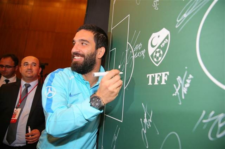 Türkiye, İsveç maçına Teröre lanet pankartıyla çıkacak