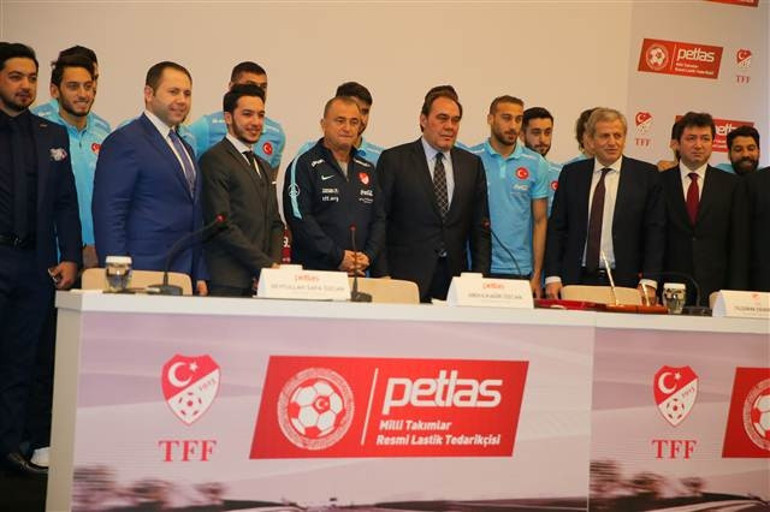 Türkiye, İsveç maçına Teröre lanet pankartıyla çıkacak