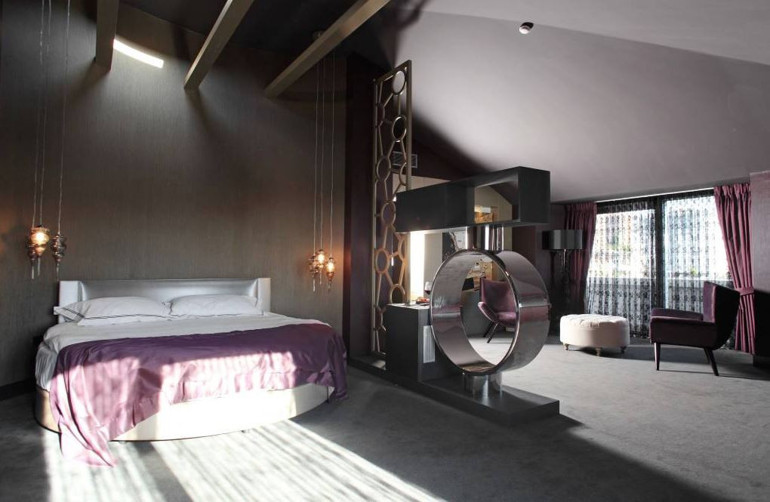 Ezber bozan formlarıyla yuvarlak yataklar