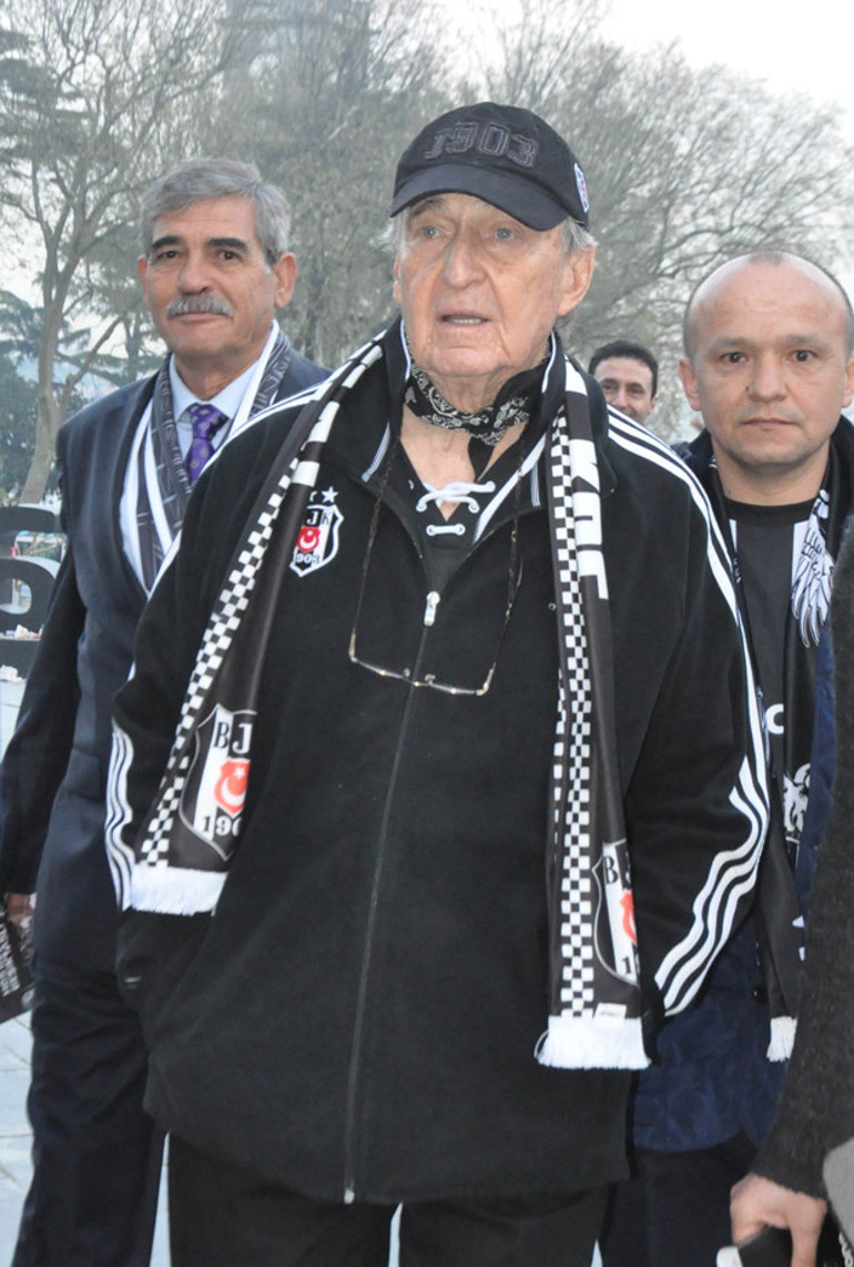 Elçin Sangu ve sevgilisi Yunus Özdiken, Beşiktaş maçında biber gazına maruz kaldı
